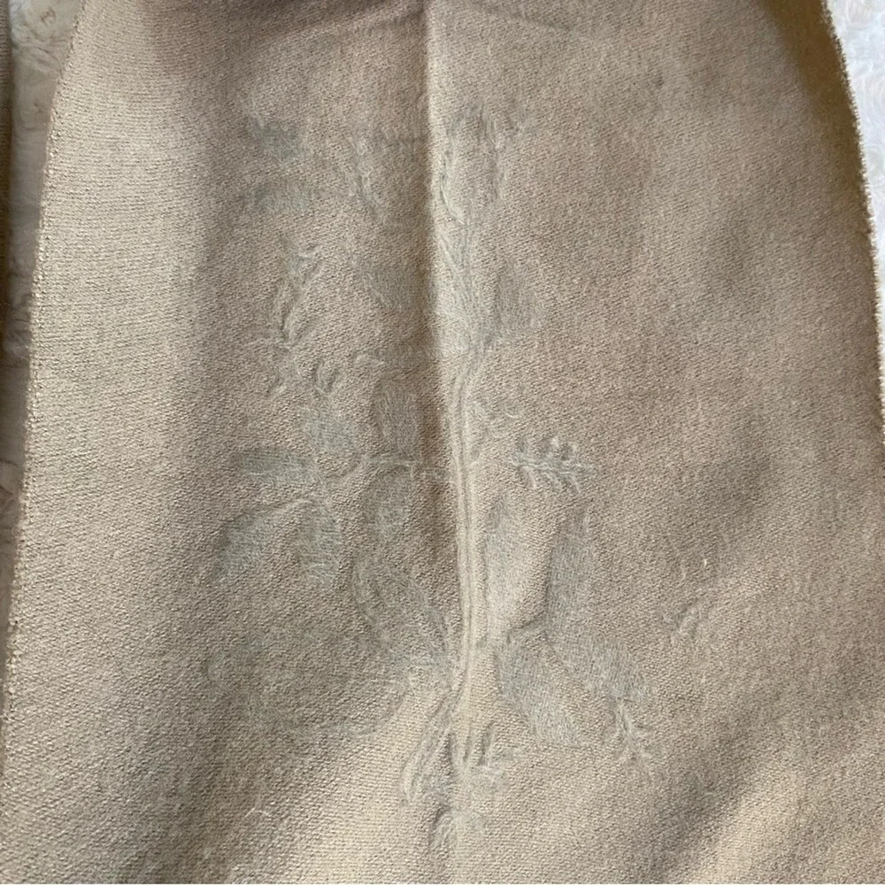 b. Boutique‎ by evergreen Women's Scarf Two Tone Cream Tan Soft Floral Detail